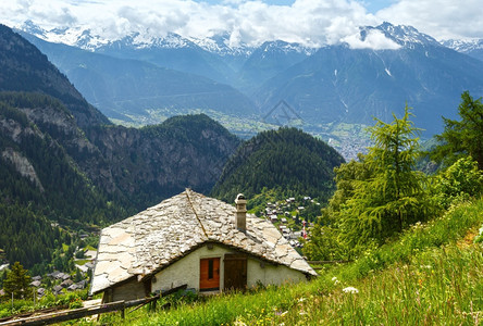 夏季山地景观顶上雪坡房屋瑞士阿尔卑斯山图片