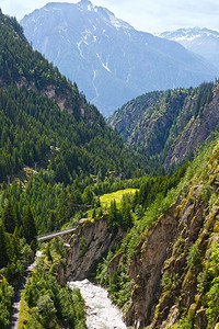 山地夏季景观有横跨峡谷的桥梁瑞士阿尔卑斯山图片
