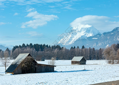 带木棚的冬季山区景观奥地利图片