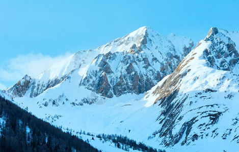 山坡上森林的冬季山区景观奥地利图片