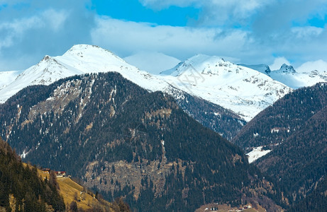 山坡上森林的冬季山区景观奥地利图片