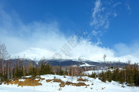 上午冬季山区景观TatranskaLomnica斯洛伐克塔特拉高地图片