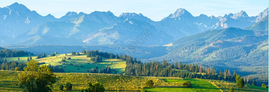 后面的夏季山村郊区和塔特拉山脉波兰格利察罗戈尔尼图片