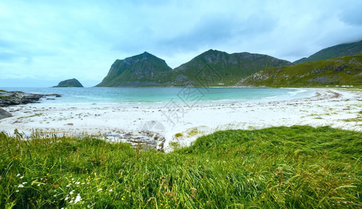 Haukland海滩夏季风云多挪威Lofoten图片