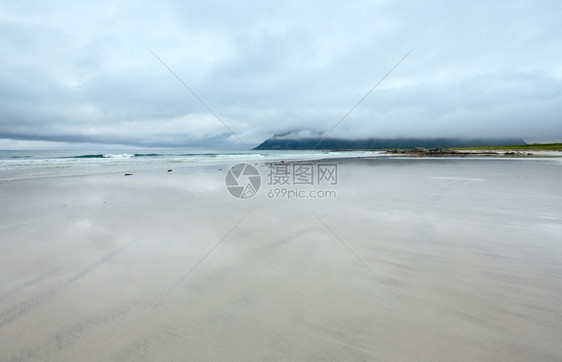 在Ramberg挪威Lofoten用白色沙子观察滩的夏季阴云景色图片