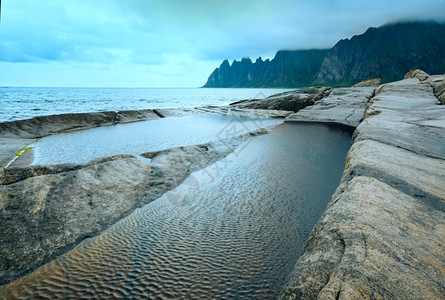 夏夜海岸龙牙石挪威森雅JuckingErsfjordSenja背景图片