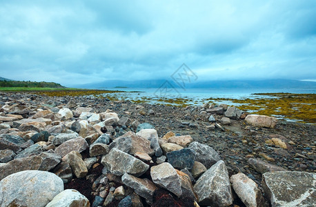 挪威的海云风景与平面岸图片