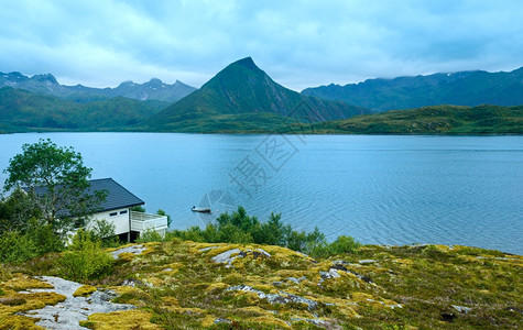 Lofoten夏季阴云风景挪威图片