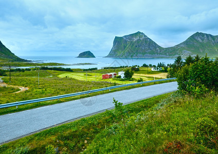 Haukland海岸夏季风云多挪威Lofoten图片