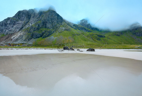 在Ramberg挪威Lofoten用白色沙子观察滩的夏季阴云景色图片