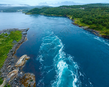 Fjord夏季夜间风景与水流从桥上查看挪威图片