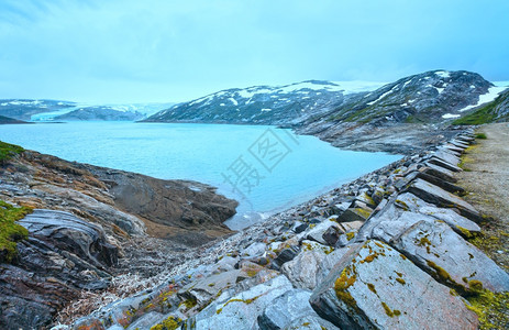 斯瓦尔蒂特内湖和尔蒂恩冰川云表挪威Moloy图片