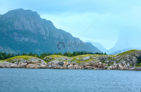 从渡口看兰峡湾夏季多云景色挪威图片