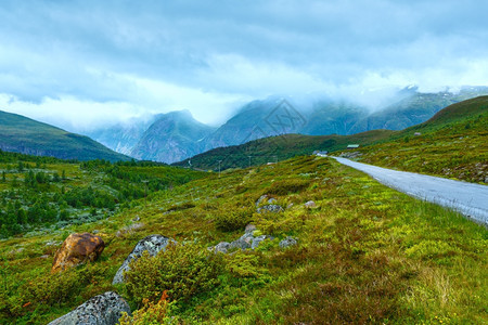 公路上的夏季山地多云挪威奥兰德杰莱特图片