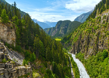 与峡谷的夏季山地景观瑞士阿尔卑斯山图片