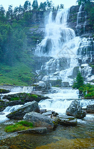 Tvindefossen瀑布夏季山景挪威图片