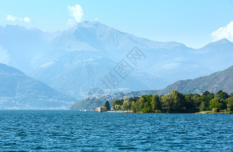 科莫湖意大利夏季海岸船载景暗淡图片