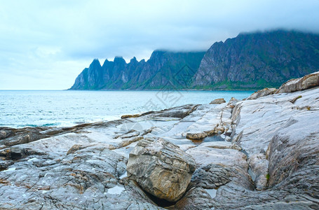 夏夜海岸龙牙石挪威森雅JuckingErsfjordSenja图片