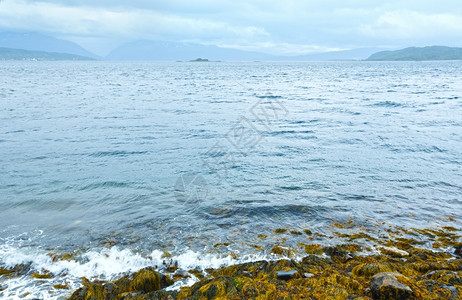 挪威的海云风景与平面岸图片