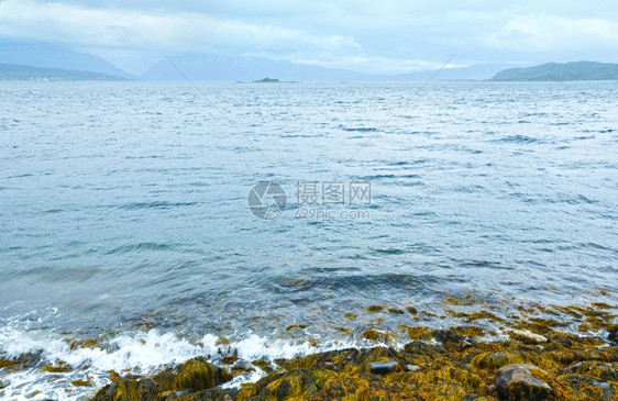 挪威的海云风景与平面岸图片