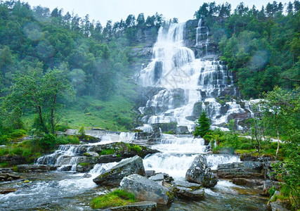 夏季山Tvindefossen瀑布视图挪威图片
