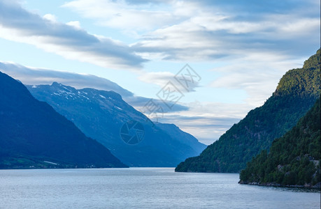 美丽的夜晚Hardangerfjord风景挪威奥达图片