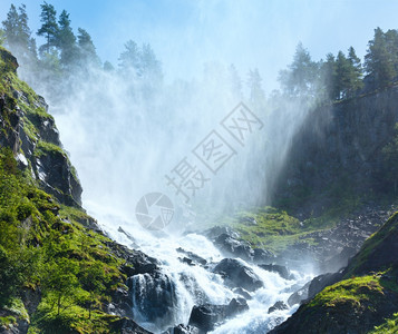 山夏季Latefossen或Latefos山坡上的瀑布挪威奥达图片