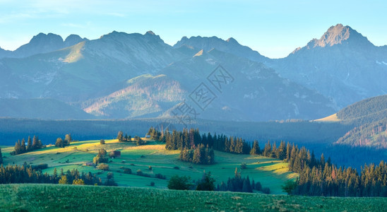 夏季日出山村近郊和后面塔特拉山脉波兰背景图片