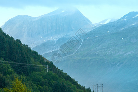 Cloudy夏季山景挪威诺德兰Glomfjorden附近图片