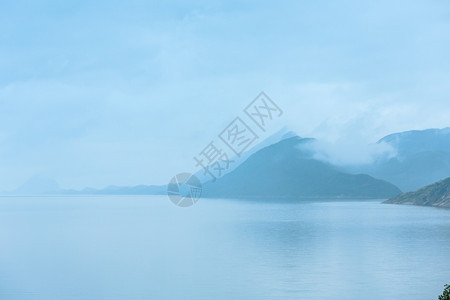 挪威诺德兰Glomfjjorden上空阴云多的夏季风景图片