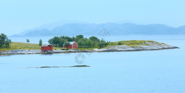 从渡口看兰峡湾夏季多云景色挪威图片