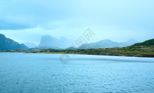 从渡口看兰峡湾夏季多云景色挪威图片