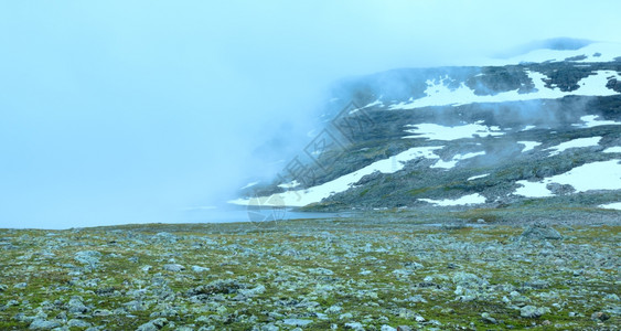 夏季山雾湖和雪挪威奥兰德杰莱特图片