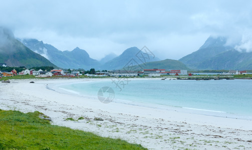 在Ramberg挪威Lofoten用白色沙子观察滩的夏季阴云景色图片