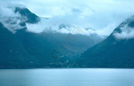 渡轮的Fjord夏季云层挪威图片