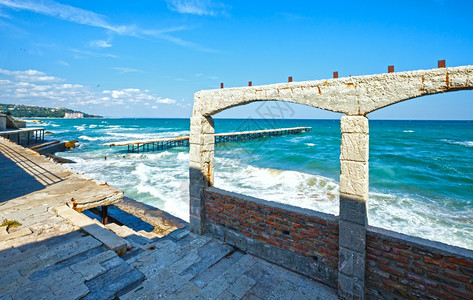 夏季海岸风景码头被毁保加利亚黑海瓦尔纳附近图片