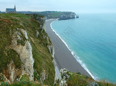 英国春季海岸法和教堂在岩石顶端从部查看图片