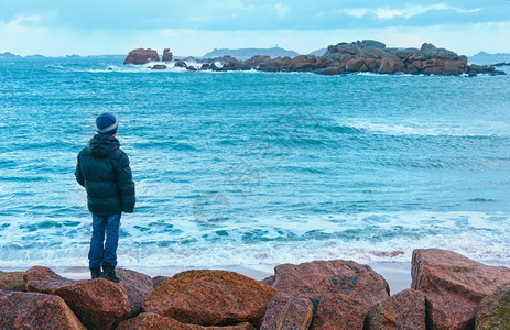 看海的男孩Tregastel海岸早春景观位于法国布列塔尼的PerrosGuirec和PleumurBodou之间粉色花岗岩海岸图片