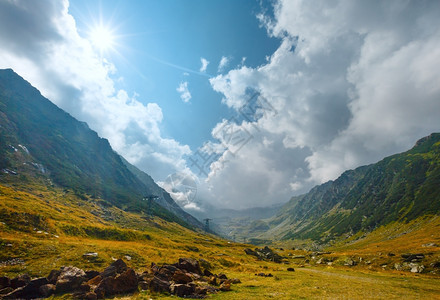 Transfagarasan公路罗马尼亚夏季山景图片