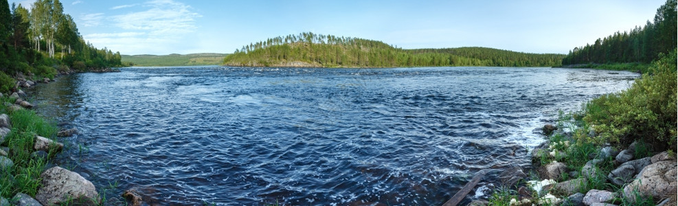 夏天瑞典的一条河晚上全景图片