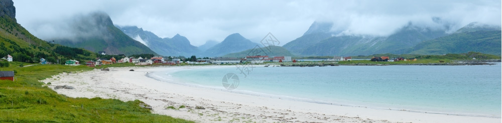 在Ramberg挪威Lofoten用白色沙子观察滩的夏季阴云景色图片