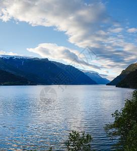 美丽的夜晚Hardangerfjord风景挪威奥达图片