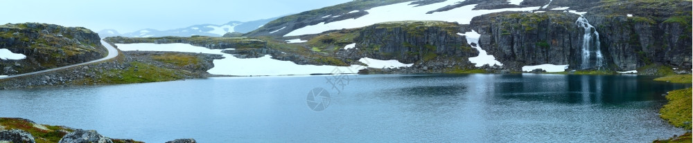 带有湖泊和瀑布的夏季山全景挪威奥兰德杰莱特图片