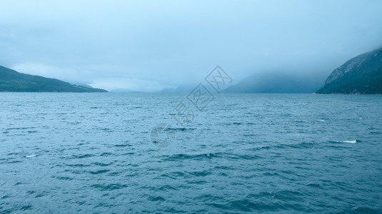 挪威哈丹格峡湾夏季阴云的夜景图片