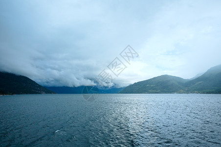 渡轮的Hardangerfjord夏季阴云多的夜景挪威图片