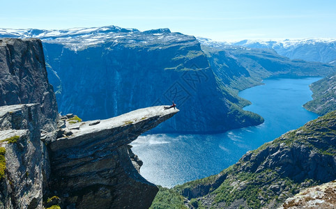 Trolltunga的夏季景观Trollrsquo在奥达挪威Ringedalsvatnet湖图片