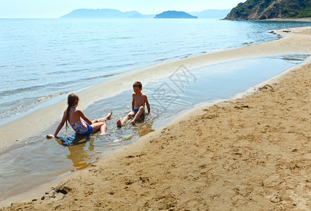Gerakas海滩上的儿童暑假希腊爱奥尼亚海图片