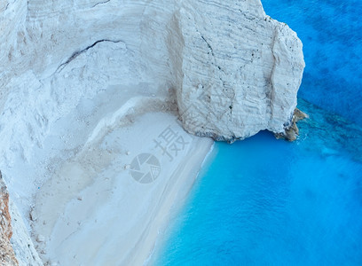 纳瓦吉奥湾附近带白沙滩的海希腊Zakynthos图片