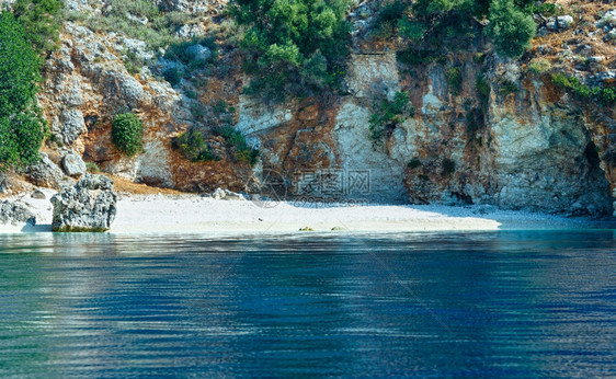 从摩托艇Kefalonia离希腊AgiaEffimia不远看夏季海岸图片