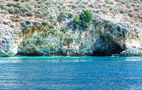 从摩托艇Kefalonia离希腊AgiaEffimia不远看夏季海岸图片